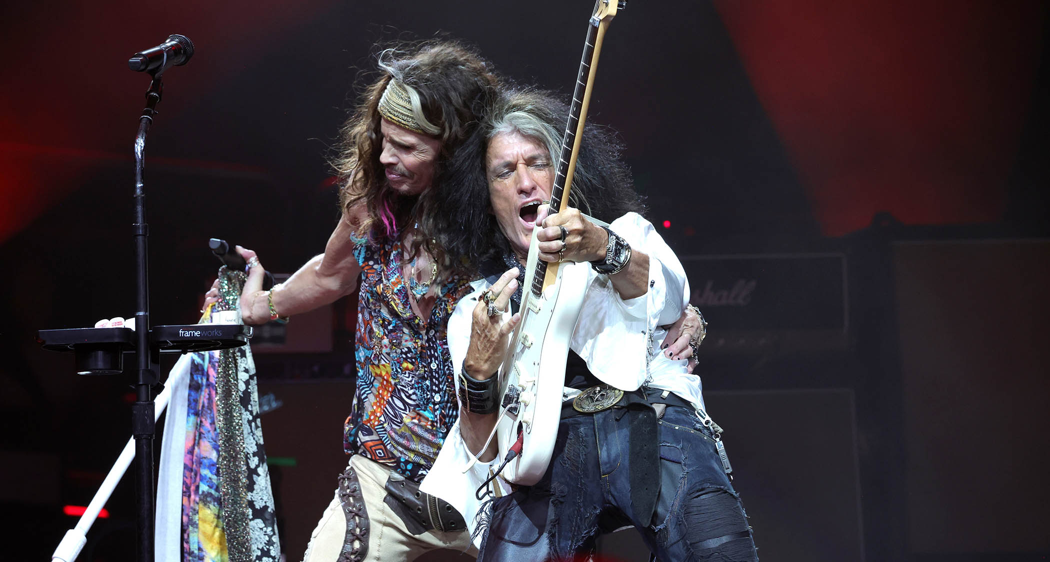 Joe Perry solos on a white Strat with Aerosmith frontman Steven Tyler by his side.