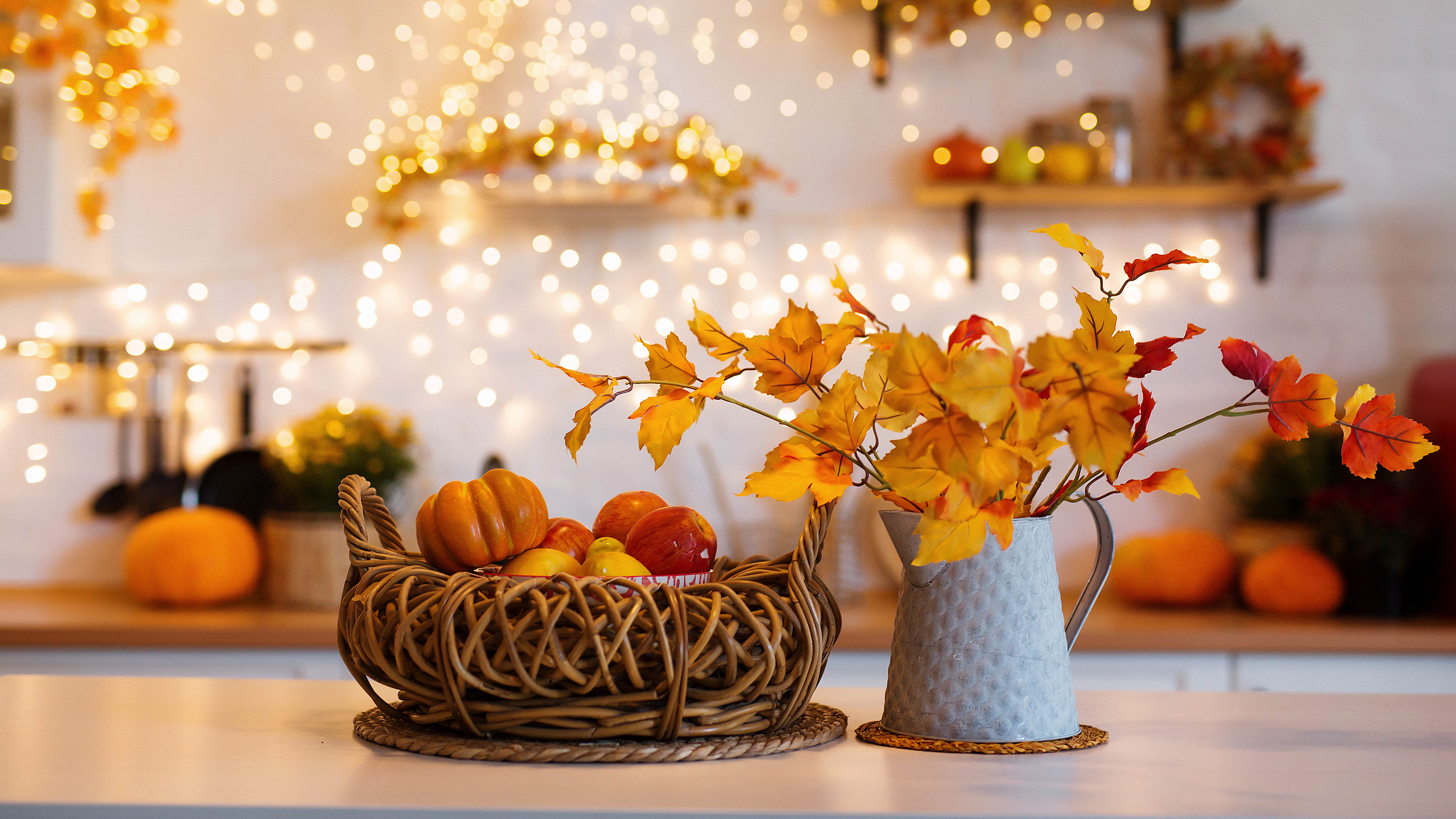 Осенний декор, включая опавшие листья и тыквы.