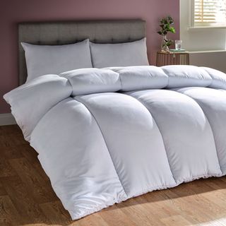 bedroom beding with anti snore white pillow