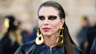Julia Fox wearing grunge makeup trend 2023