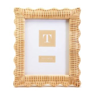 Scallop design, wicker photo frame