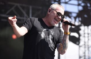 A picture of Steve Harwell performing with Smash Mouth in 2017