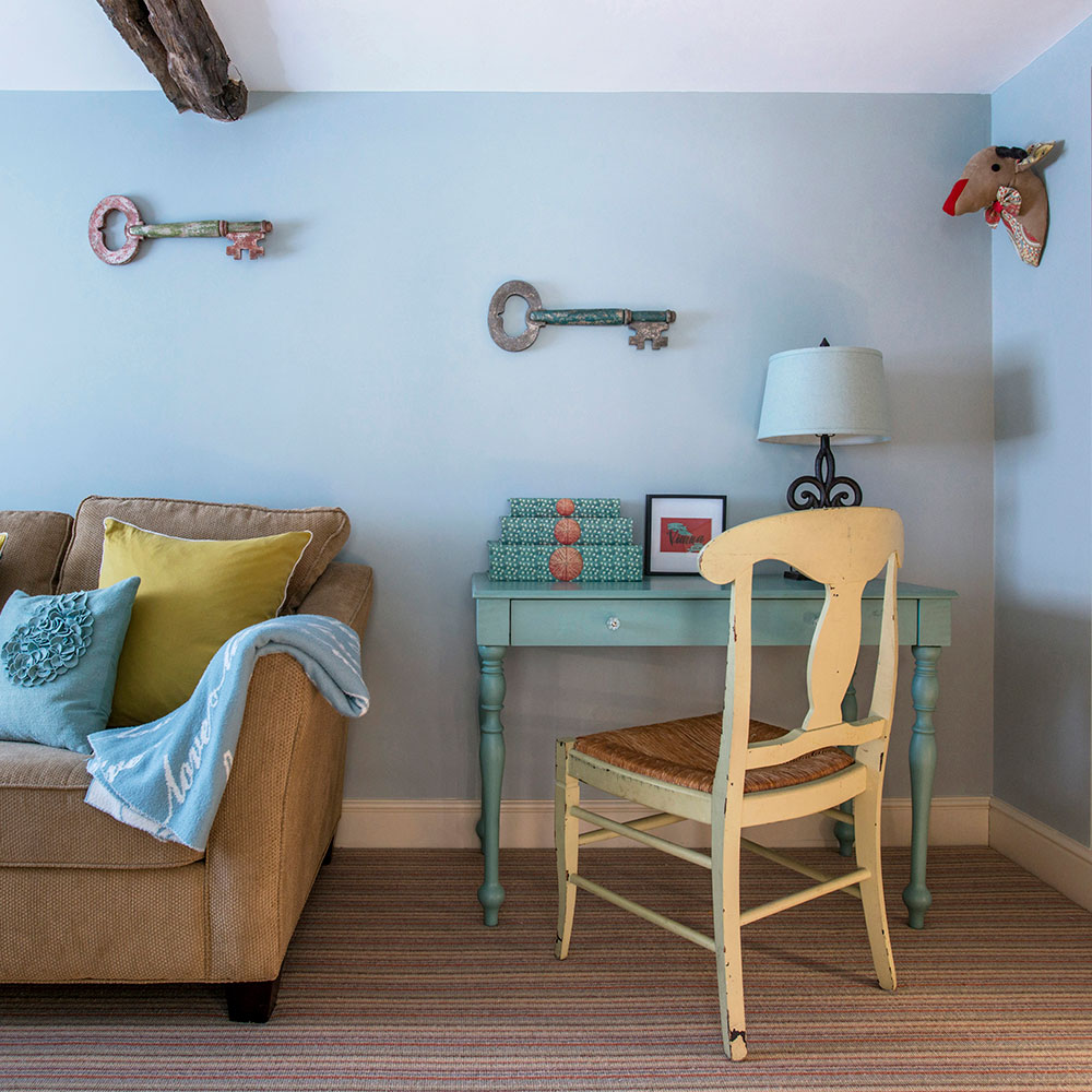 snug with keys on sky blue wall table and chair