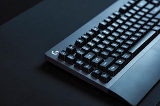 Logitech G613