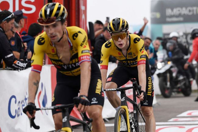 Roglic e Vingegaard al traguardo dellAngliru (foto Miguel Riopa / AFP via Getty Images)