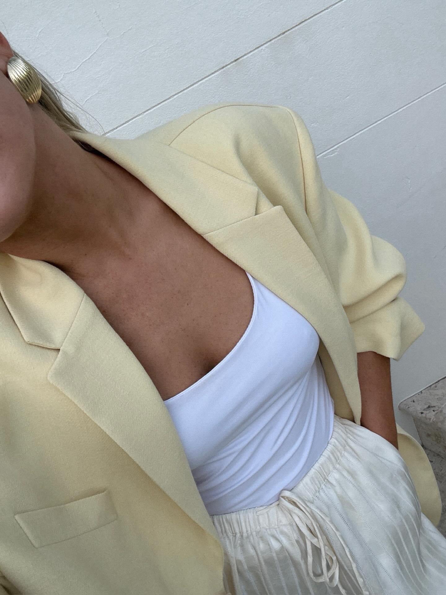 A woman wearing summer scoop neck tank outfit 2026.