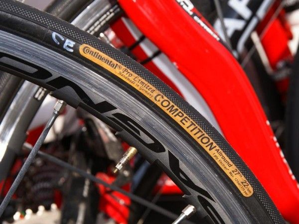 22mm tires were apparently wide enough for Caisse d'Epargne today.