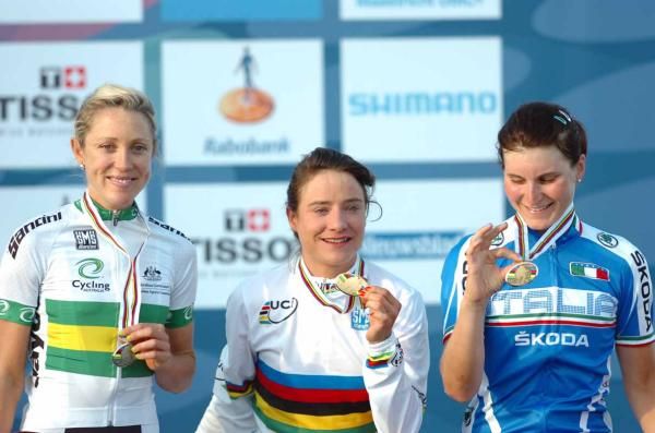 Marianne Vos shows off her gold medal