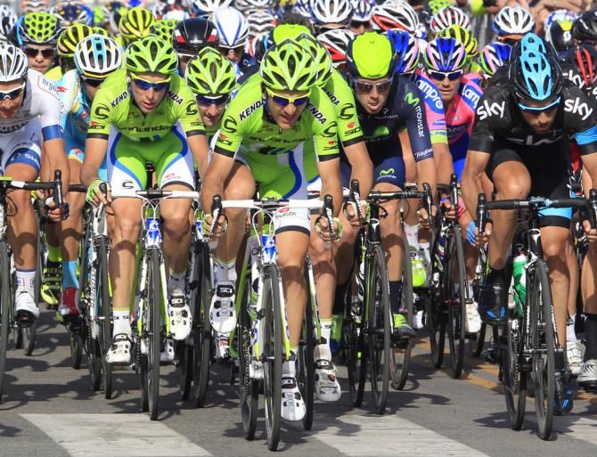 Cannondale move Viviani towards the front of the peloton