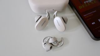 Hvide Bose QuietComfort Earbuds