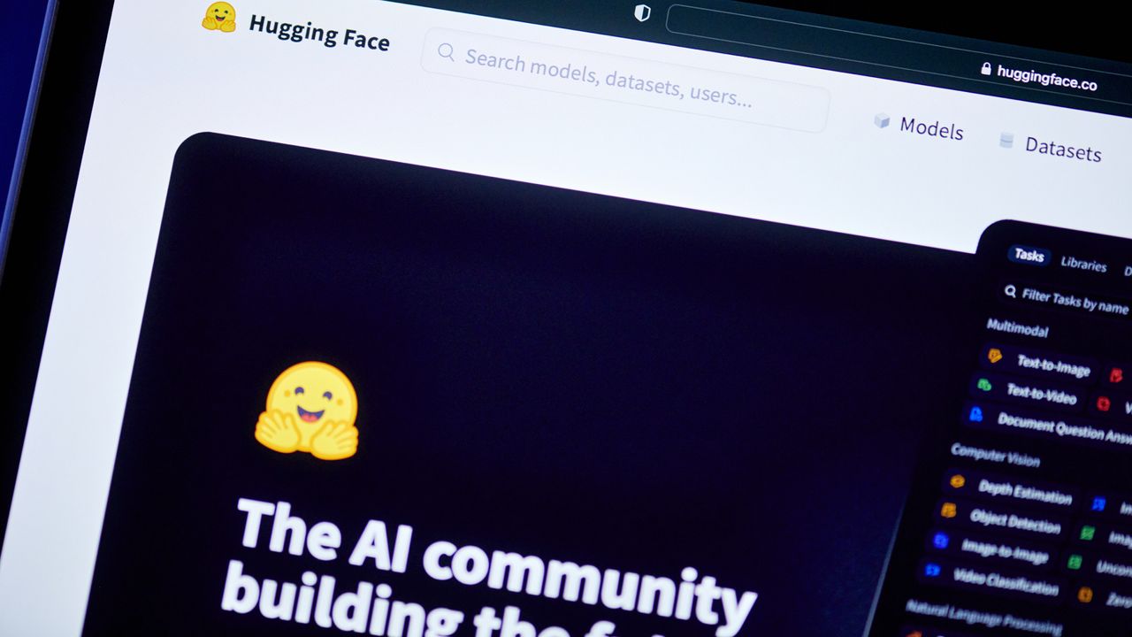 OpenAI의 Hugging Face 침해 사고, 전례 없는 AI 사이버 전쟁 시대의 서막 — 현대의 LLM은 사이버 보안에 막대한 격변을 대표 이미지
