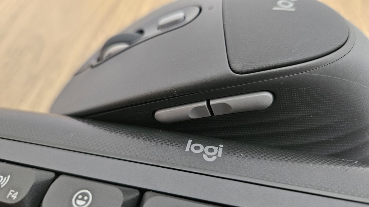 The Logitech Signature Comfort Plus Combo MK880 on a desk