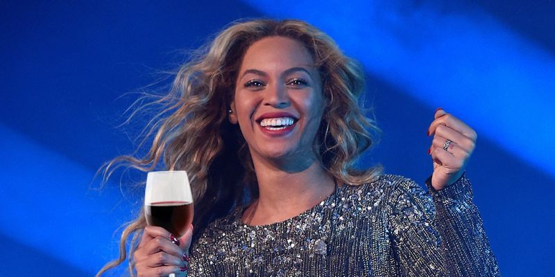 Celebrity Favorite Cocktails and Drinks - What Celebrities Order at a ...