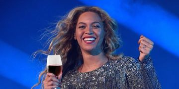 Celebrity Favorite Cocktails and Drinks - What Celebrities Order at a ...