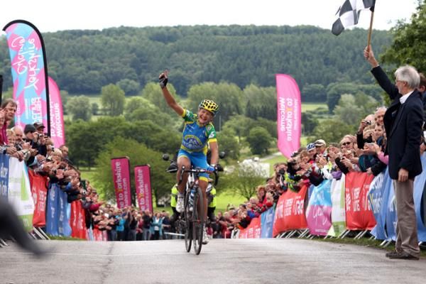Sharon Laws (AA Drink leontien.nl) celebrates as she crosses the line to win the championships