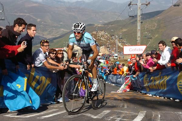 Dario Cataldo (Omega Pharma-QuickStep) alone in the lead on the finishing ascent with its 24% gradient.