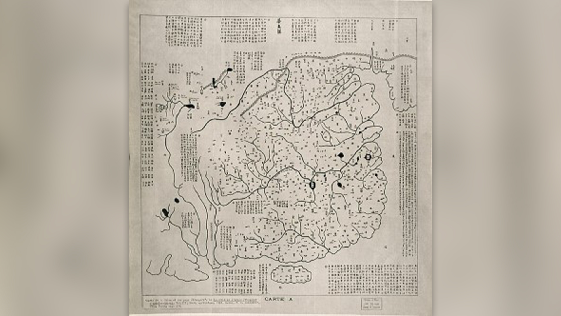 Una grande mappa bianca della Cina del XII secolo che mostra la fortificazione della Grande Muraglia in sezioni lungo i confini settentrionali del paese.