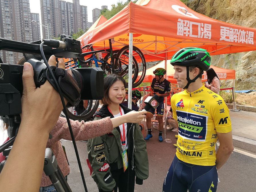 Jai Hindley (Mitchelton-Scott) meets the press