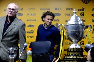 Diego Forlan and father Pablo at Peñarol in 2016.
