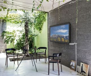 Outdoor tv on wall of contemporary outdoor dining space