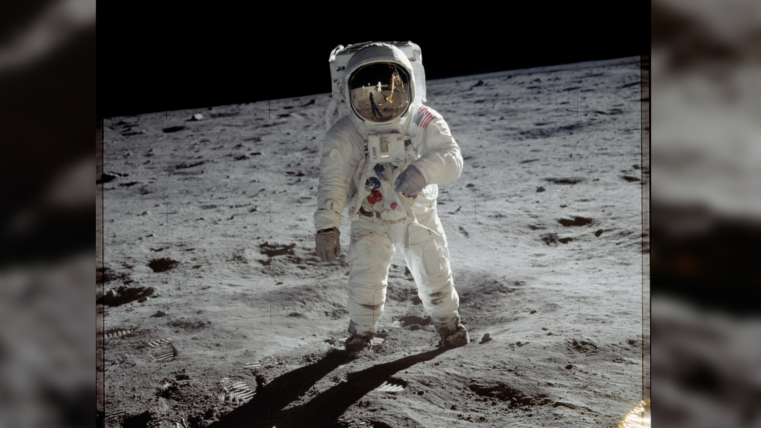 Phi hành gia Buzz Aldrin đi bộ trên bề mặt mặt trăng gần chân của mô-đun mặt trăng Eagle trong sứ mệnh Apollo 11 vào tháng 7 năm 1969. Chỉ huy sứ mệnh Neil Armstrong đã chụp bức ảnh này bằng máy ảnh bề mặt mặt trăng 70 mm.
