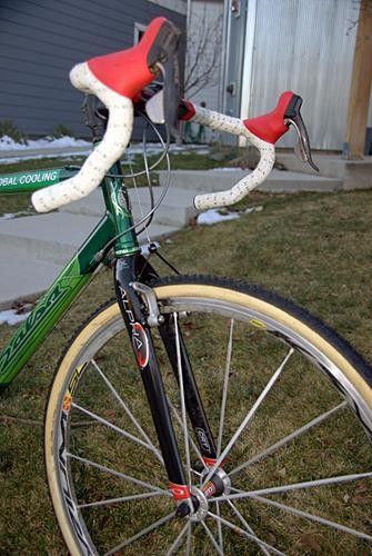 The front of the bike is fitted with an Alpha Q CX20 fork.