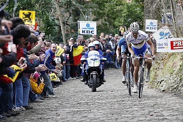 Tom Boonen (Quick.Step) leads Leif Hoste (Discovery) on the Muur van Geraardsbergen