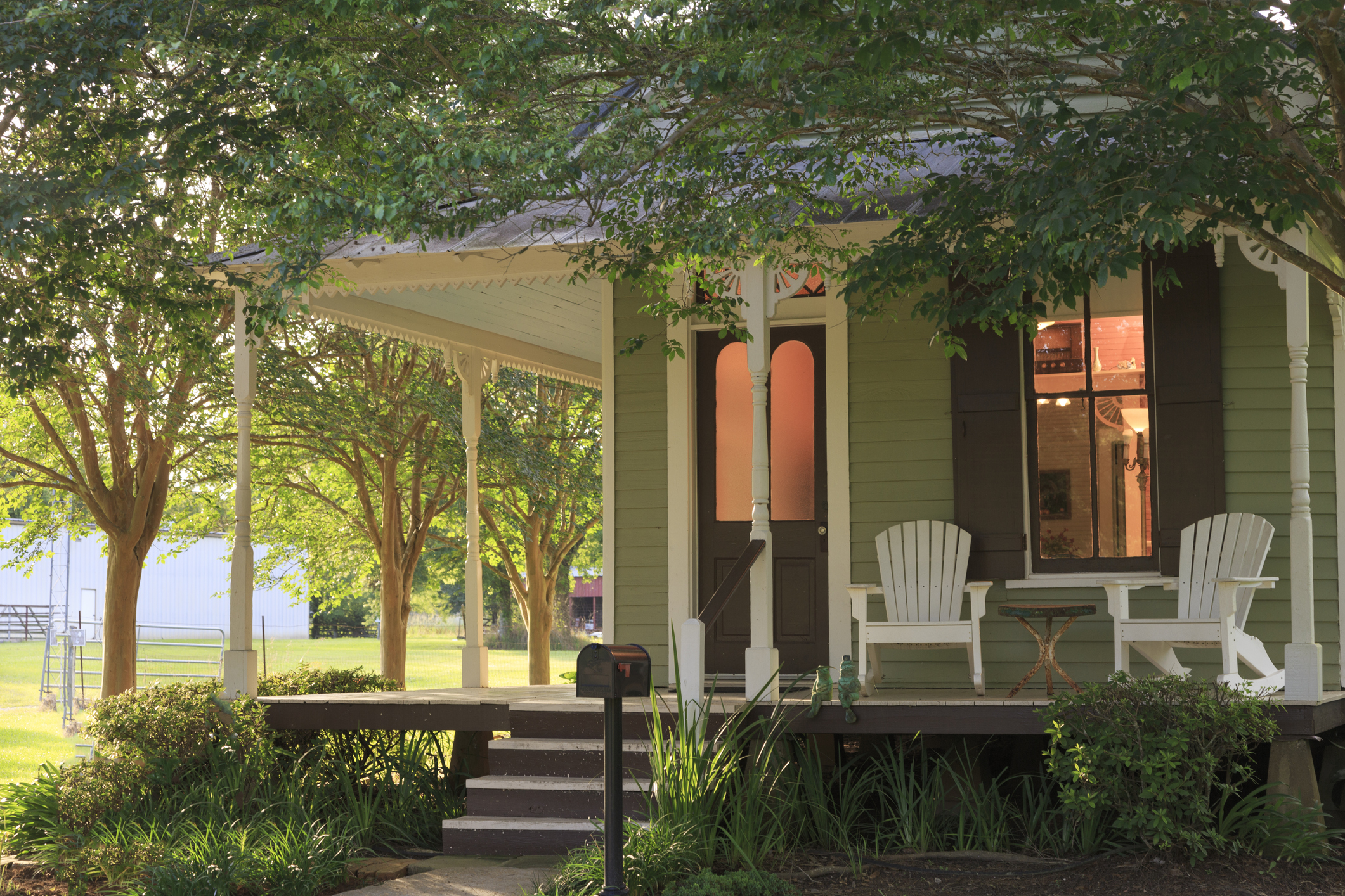 a southern porch with a pale blue ceiling