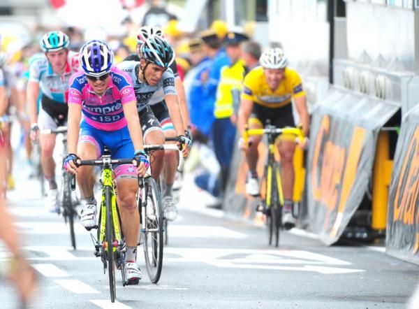 Damiano Cunego (Lampre-ISD) leads home Alberto Contador (Saxo Bank-SunGard), with the yellow jersey of Thor Hushovd (Garmin-Cervelo) in the background.