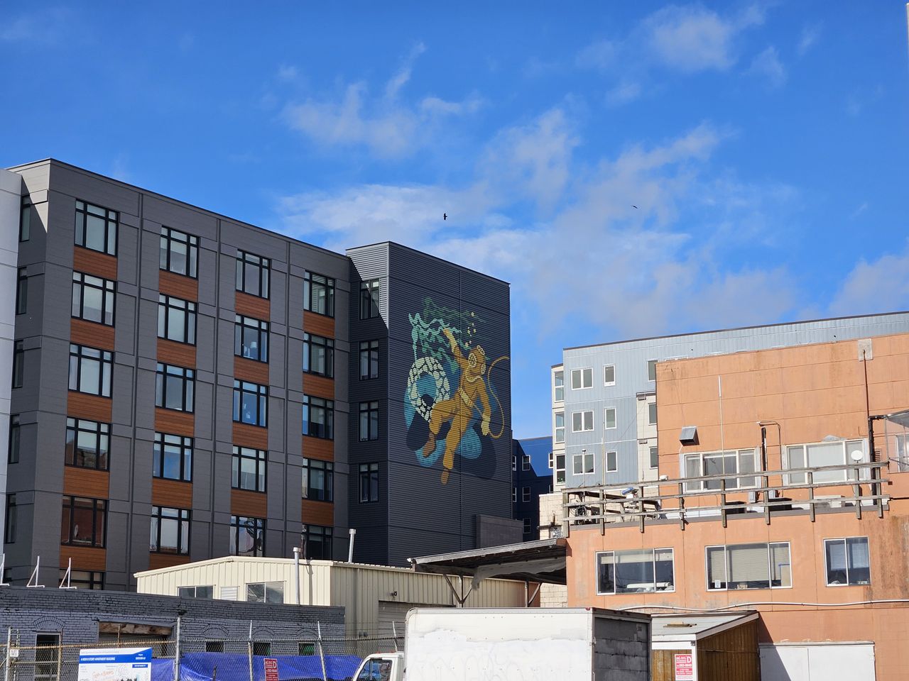 Galaxy S23 camera sample: Telephoto image of an art piece on the side of a building