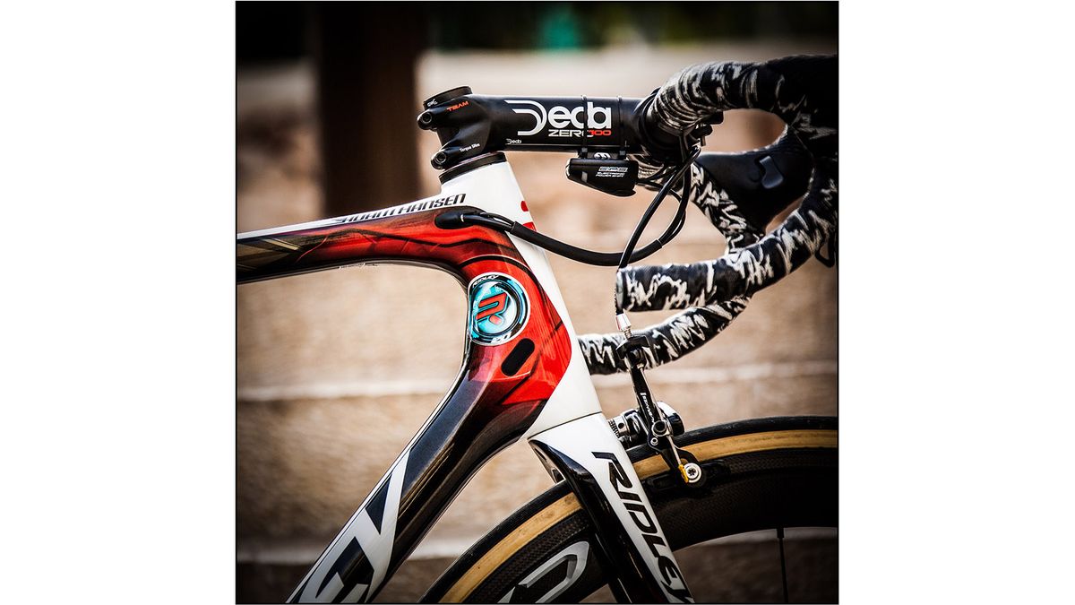 A look at the head cluster of Hansen's custom Ridley