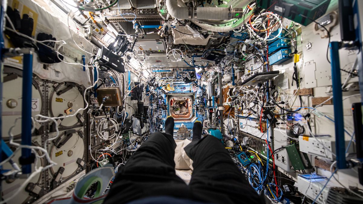 Un astronaut Ax-3 face o fotografie uluitoare a interiorului aglomerat al Stației Spațiale Internaționale