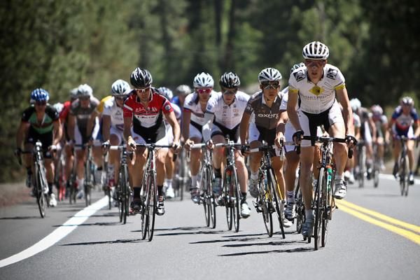 The peloton chases Olheiser.