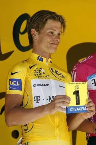 The new maillot jaune Linus Gerdemann (T-Mobile) proudly displaying his position in the general classification.