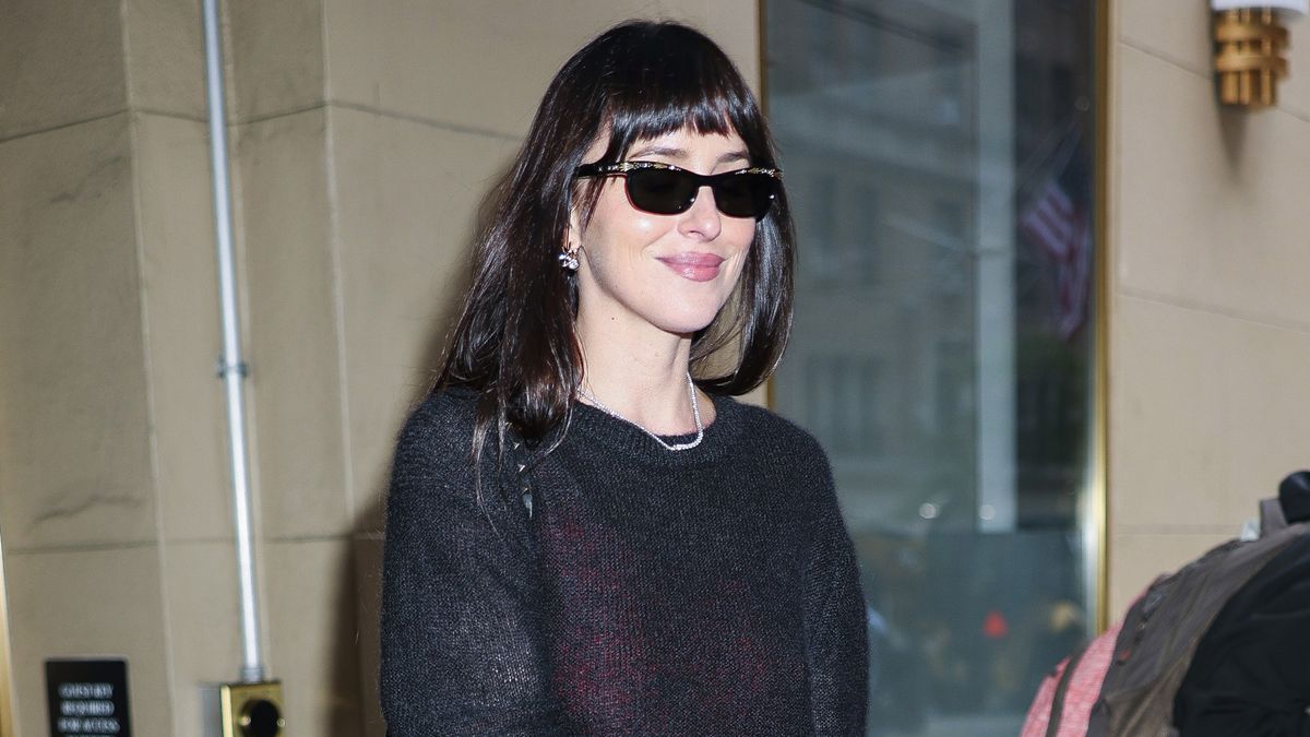 Confirmed: This Foot-Hugging Heel Trend Has Replaced Traditional Pumps Among the It-Girl Crowd