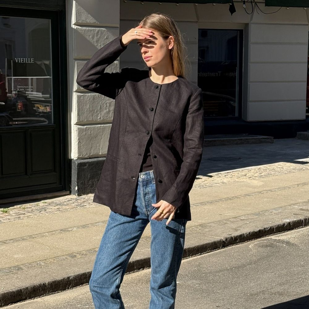 Influencer @claradyrhauge wears a collarless blazer with blue straight-leg jeans and closed-toe kitten heels.