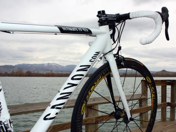 Canyon eschews elaborate shaping on the Ultimate CF SLX tubes in favor of big, rounded shapes and gradual transitions