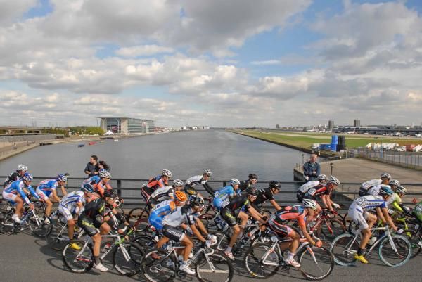 The peloton passes the Royal Albert Dock