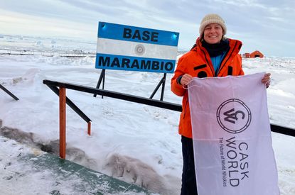 Lila-La-Alazana-in-Antartica.jpg