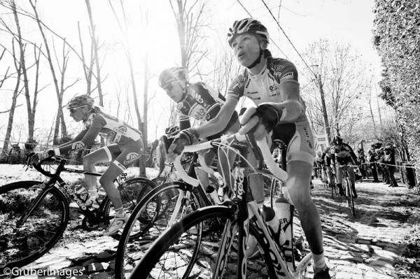 The women's peloton tackle the Molenberg