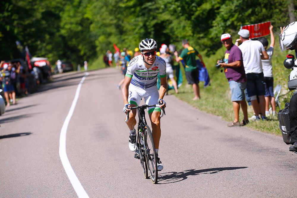 Laurent Pichon attempts to bridge to the breakaway.