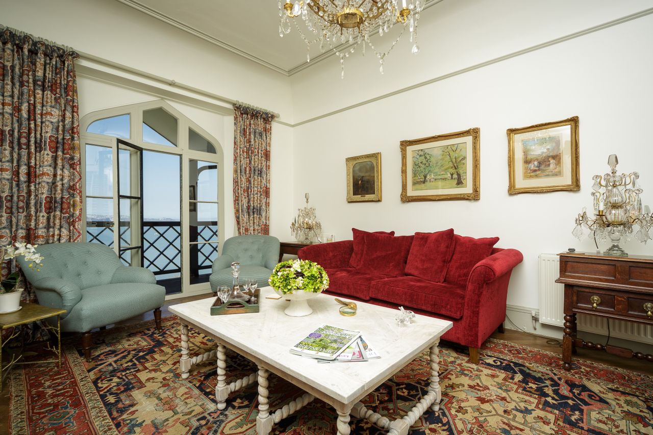 Cary Arms &amp; Spa living room