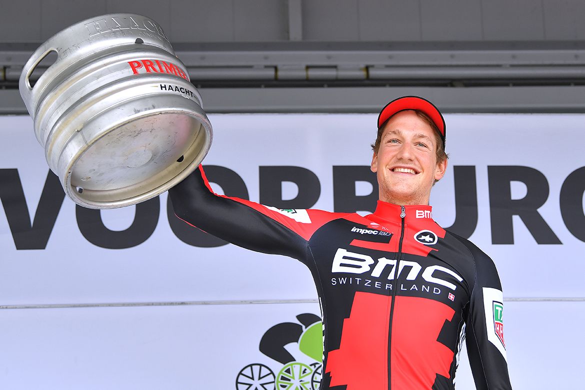 Stefan Kung with his prize on the podium