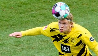 Erling Haaland i sin gamle Borussia Dortmund-drakt med en ball på hodet