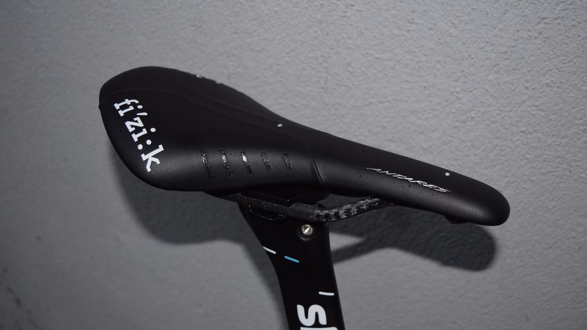 Continuing the all black theme, Froome opts for a blacked out Fizik Antares