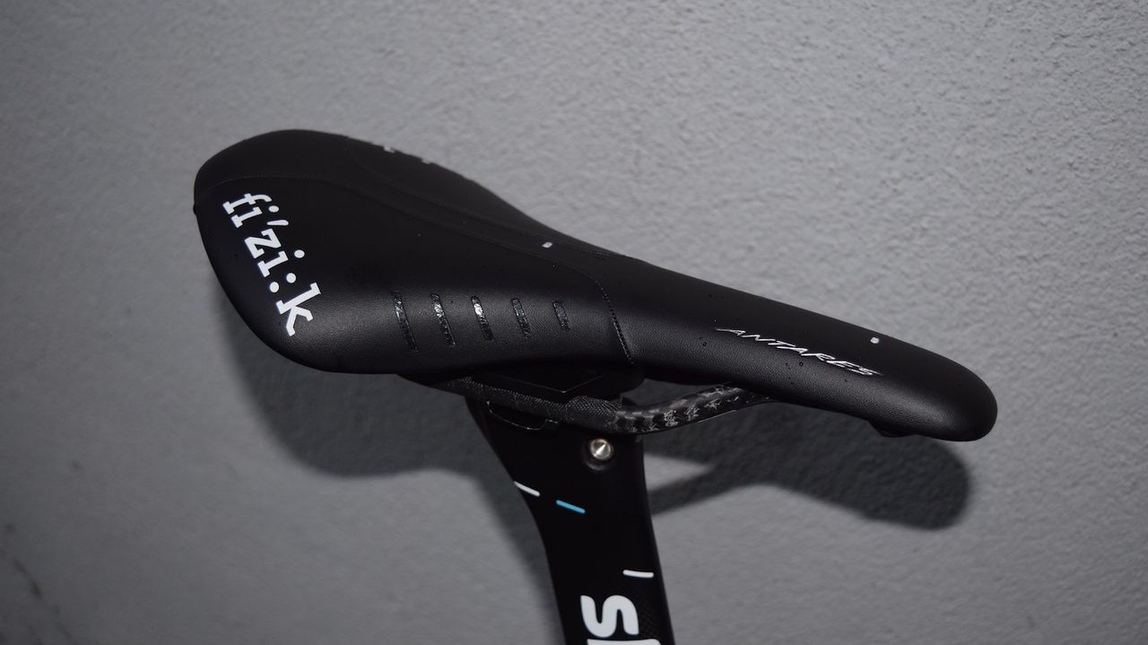 Continuing the all black theme, Froome opts for a blacked out Fizik Antares