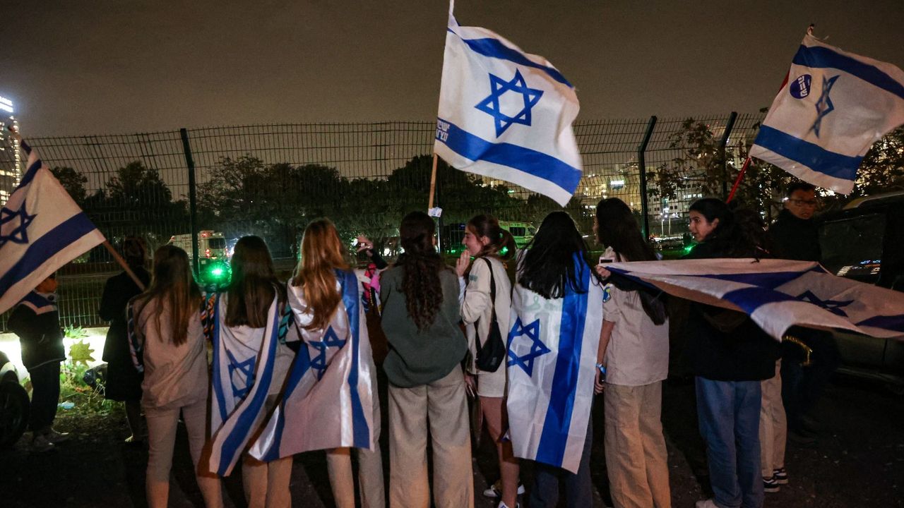 Israelis await returning hostages