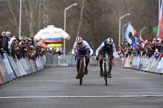 France outsprint Great Britain for gold in the mixed relay at the 2024 UCI Cyclocross World Championships
