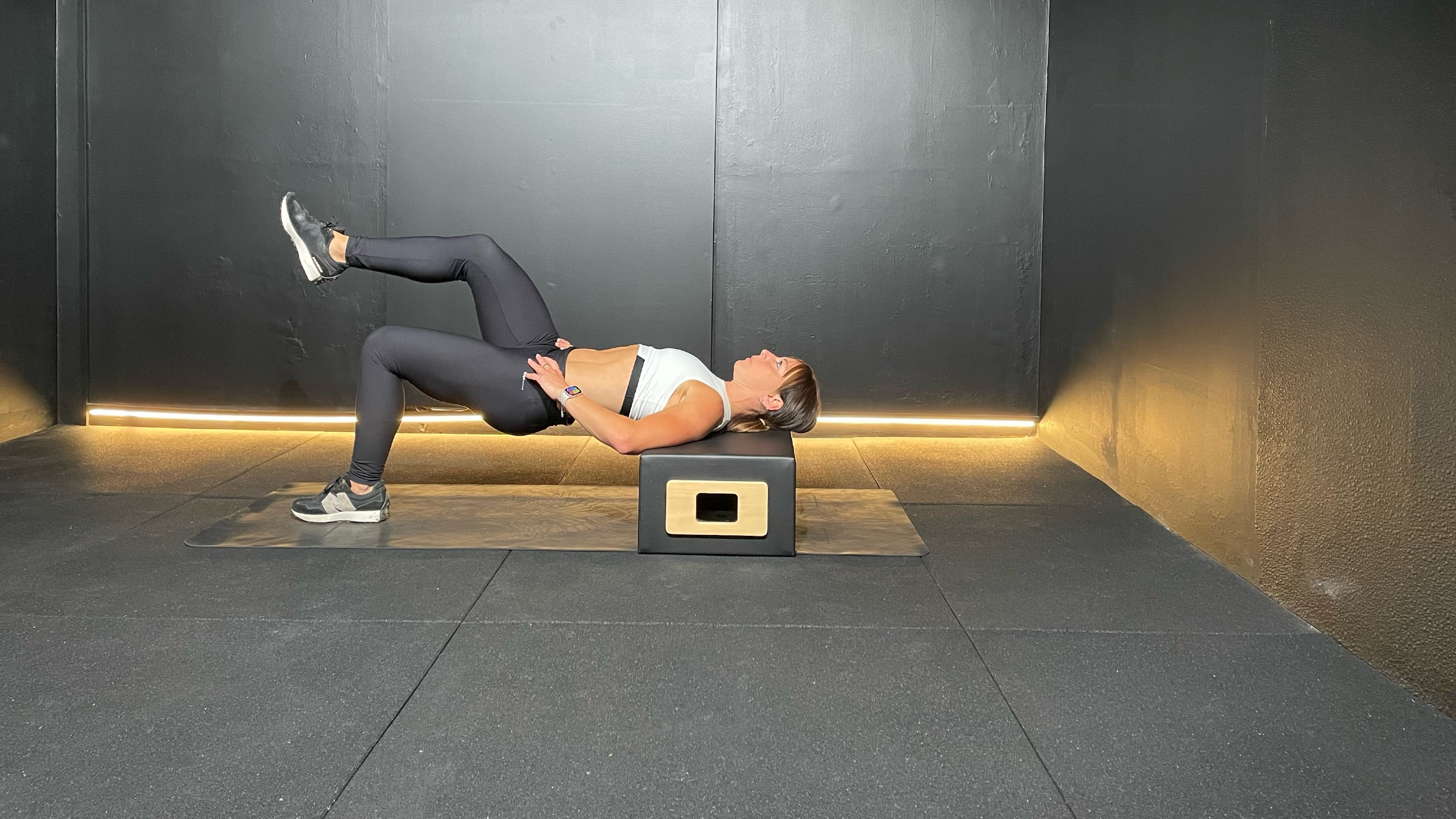 Lucy Miller performing a single-leg hip thrust