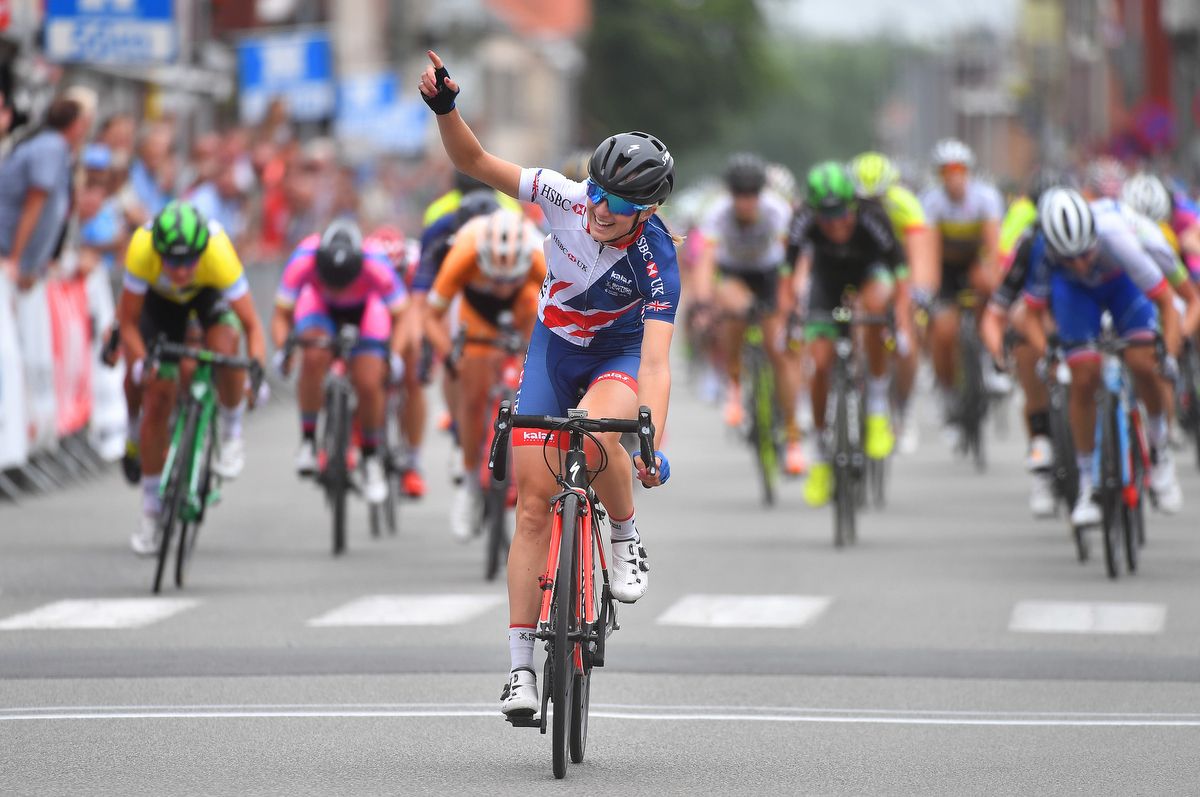 Elinor Barker (Great Britain) celebrates her win